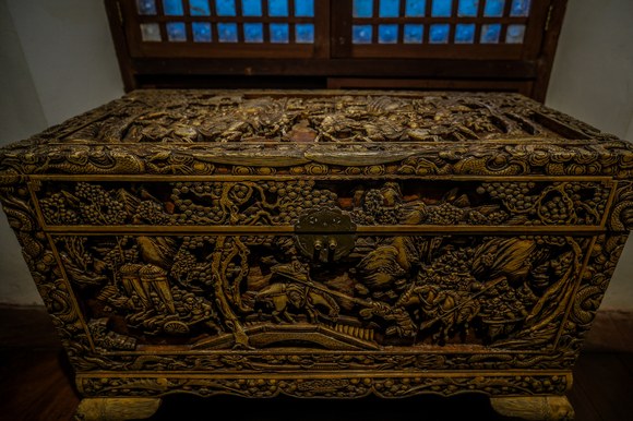 精工雕刻的传统实木箱盒展现严整榫卯与扎实质感