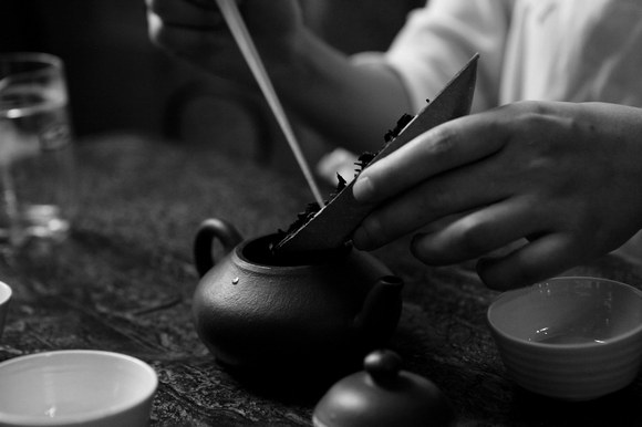 答谢宴席与奉茶致意讲求周到朴实,主事晚辈宜当面感谢亲友扶持