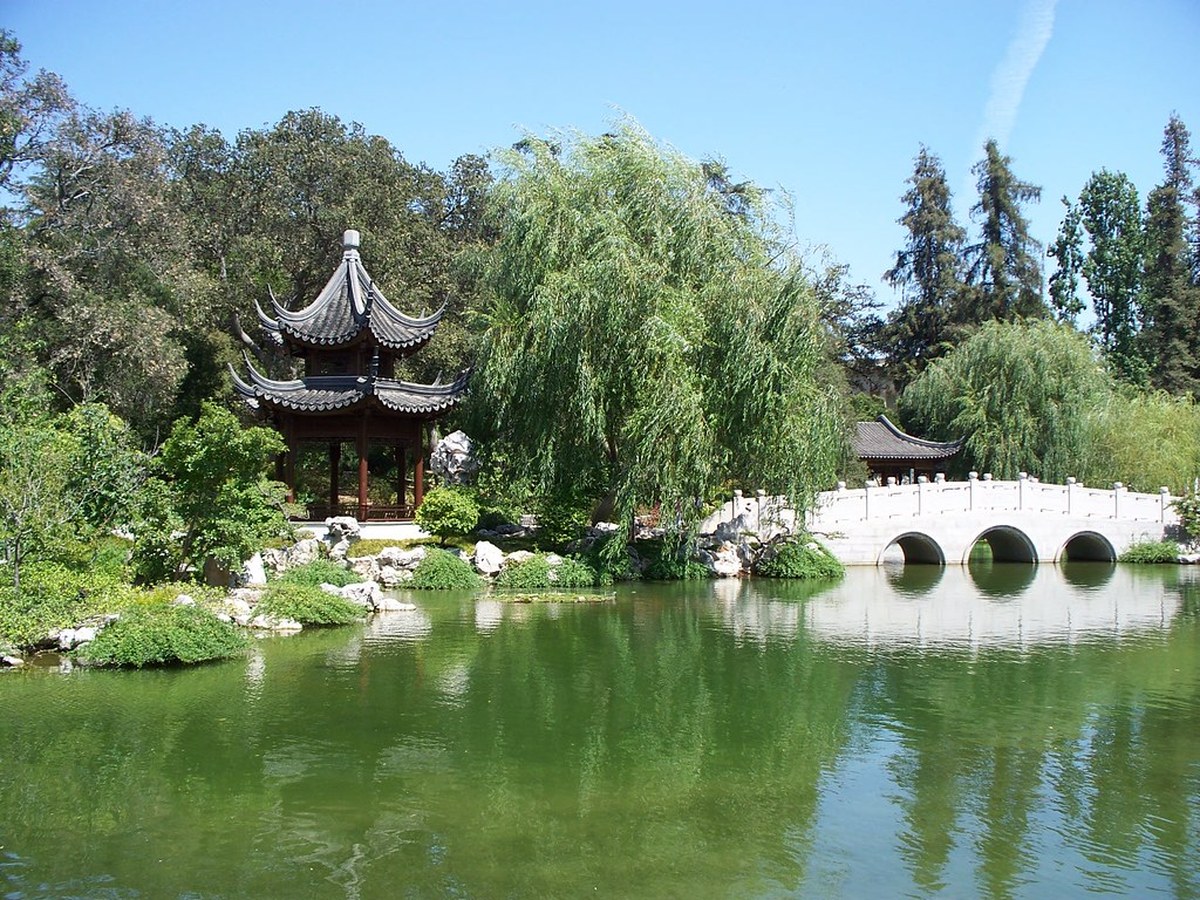 骨灰盒怎么挑选?常见材质区别、墓穴尺寸规格与防潮避坑要点配图