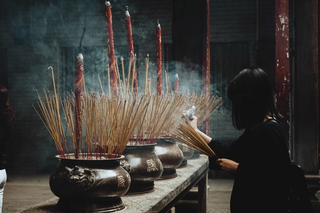 七数祭奠讲的是按时到、诚心敬,一炷香、一次躬身,都是在关口上送亲人一程