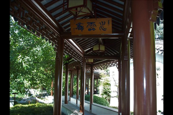 园区连廊与平缓步道方便亲属从容漫步实地察看